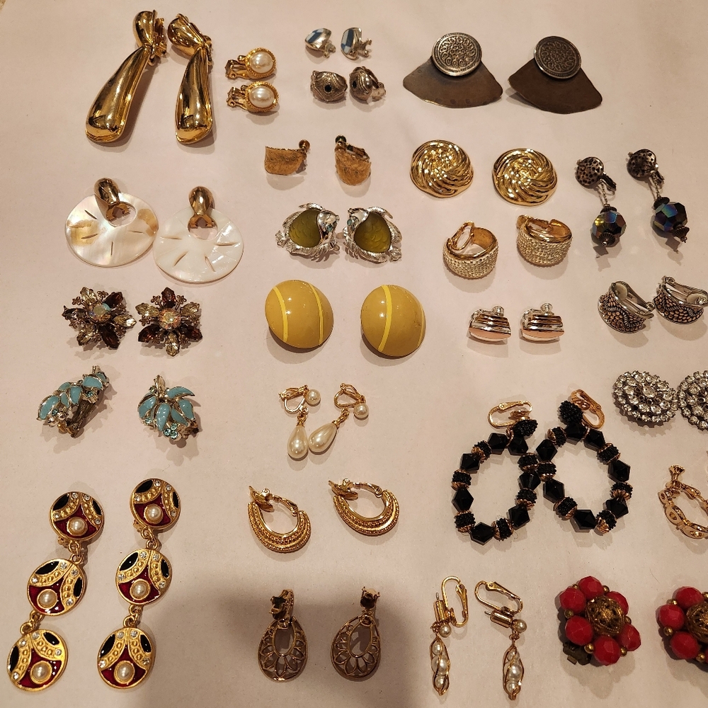 Lot Of 25 Clip On Earrings - Picture 2 of 4